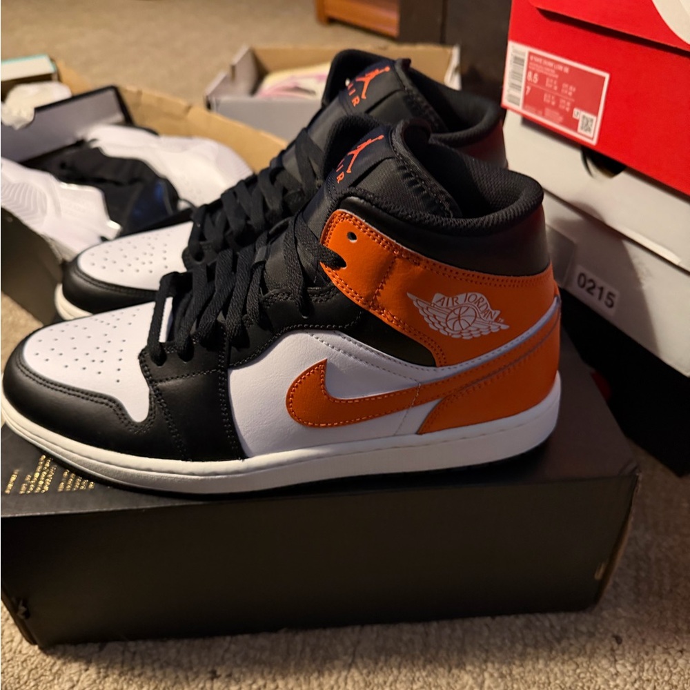 Nike Air Jordan 1 Mid - Picture 2 of 5